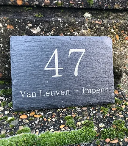 Huisnummer op leisteen